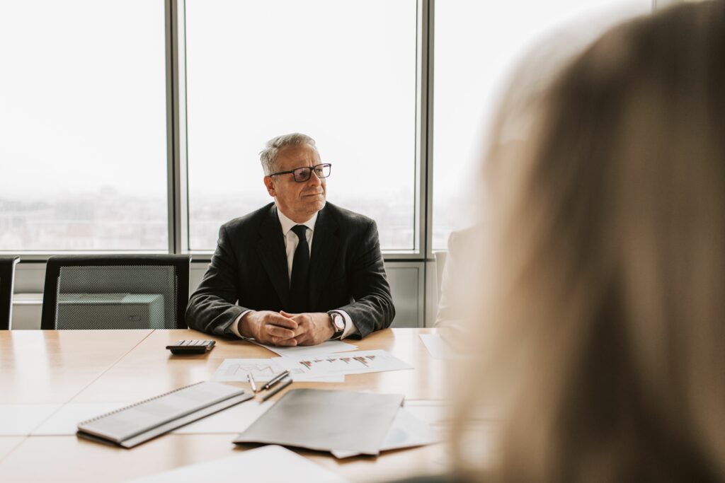 Empresario considerando factores al elegir una furgoneta de alquiler