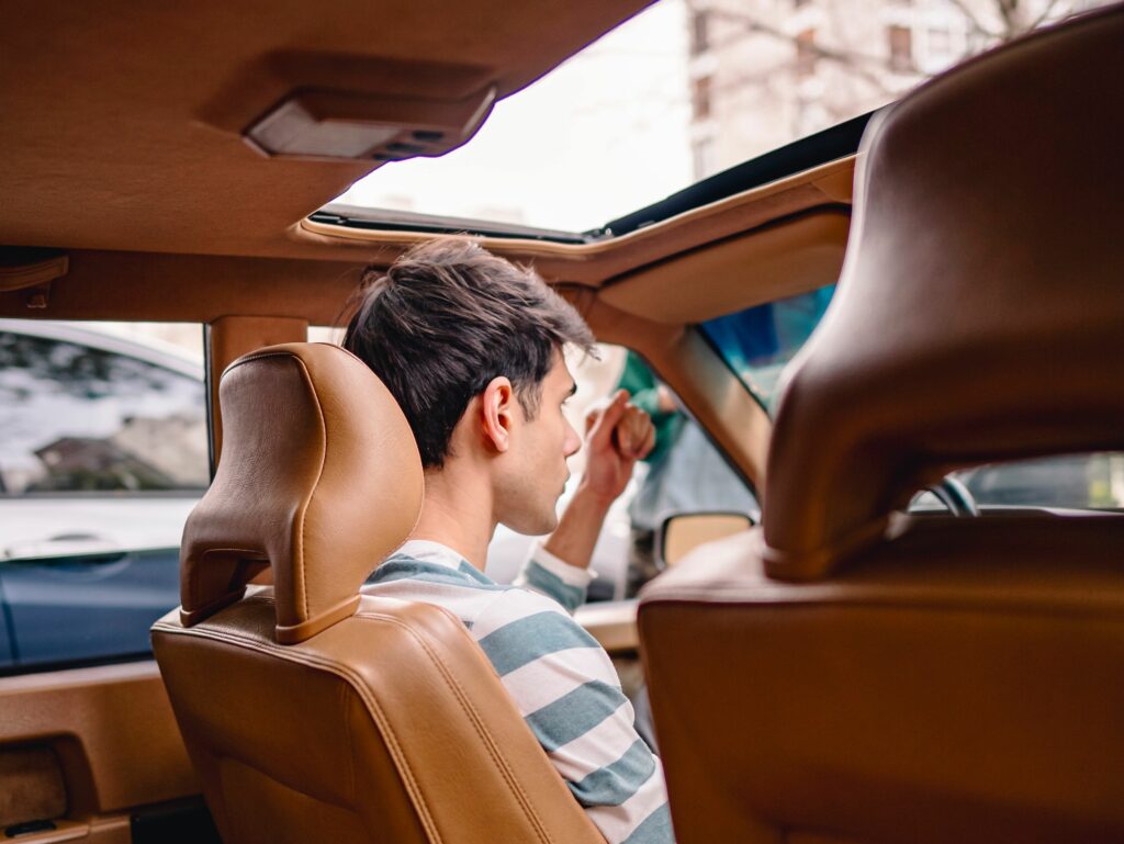 Pareja feliz disfrutando de las ventajas de rentar un coche en su viaje